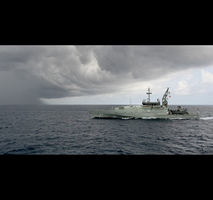 Tàu tuần tra bảo vệ bờ biển lớp Armidale của Hải quân Australia có chiều dài 56.8, chiều ngang 9,5 mét